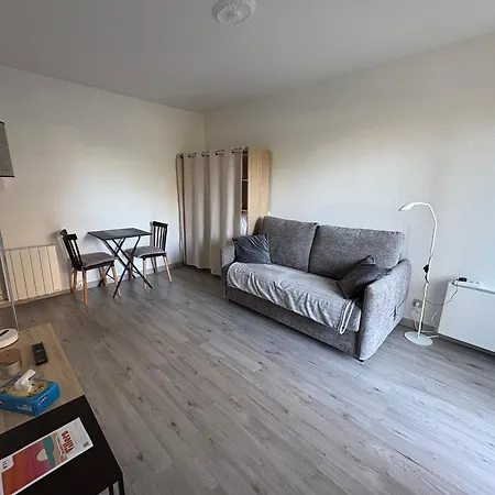 A 300 M De La Apartment *